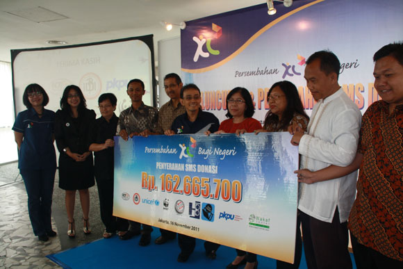 received the symbolized donation by xl