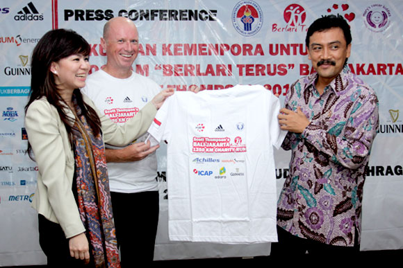 Andi Mallarangeng received the t-shirt