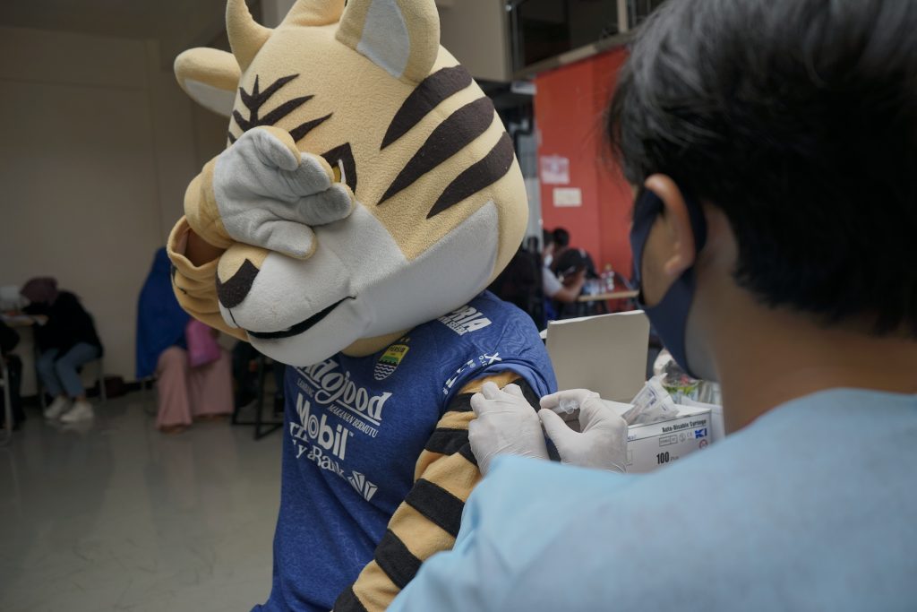 Foto Prabu Maskot Persib Berakting Seolah Mendapat Vaksin Covid 19