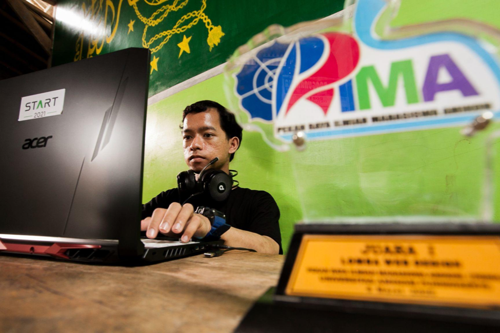 Latief, whose parents are blacksmith and retail gasoline sellers, is one of the best 3 graduates of the coding boot camp program. 
