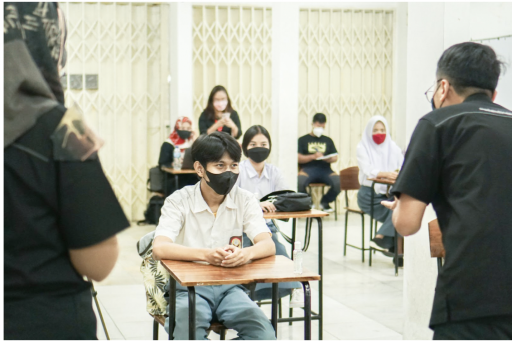 Siswa belajar bagaimana membedakan berita palsu dengan berita akurat.