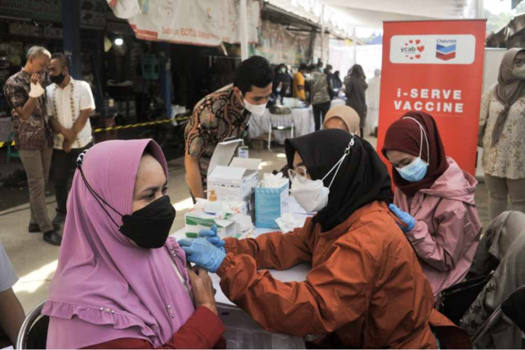  i-SERVE Vaccine di Pasar Ciwidey, Bandung - Perlunya cakupan vaksinasi yang tinggi di daerah padat seperti Jawa Barat, karena dapat membantu mencegah munculnya varian baru. Jawa Barat adalah provinsi terpadat di Indonesia, menandai 17% dari keseluruhan penduduk.