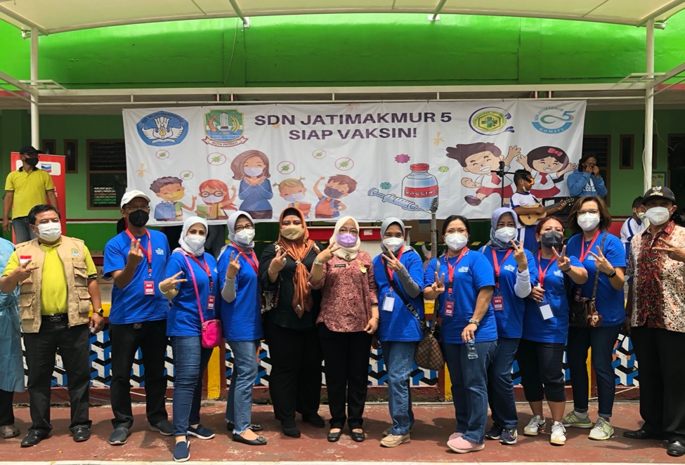 Perwakilan PT. Chevron Pacific Indonesia (PT. CPI) menjadirelawan di Program i-Serve Vaccine yang diselenggarakan di SDN Jatimakmur V, Bekasi, Jawa Barat
