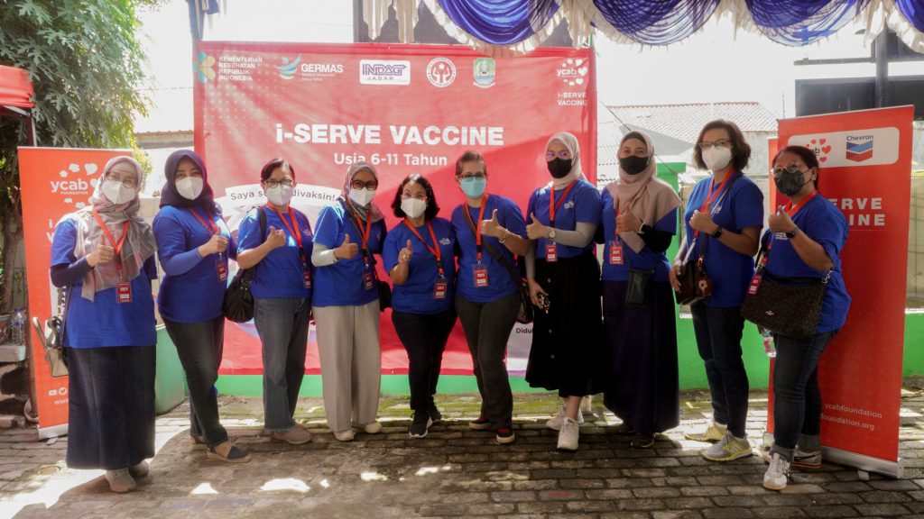 Representatives of PT. Chevron Pacific Indonesia (PT. CPI) volunteered at the i-Serve Vaccine Program held at SDN Jatimakmur V, Bekasi, West Java