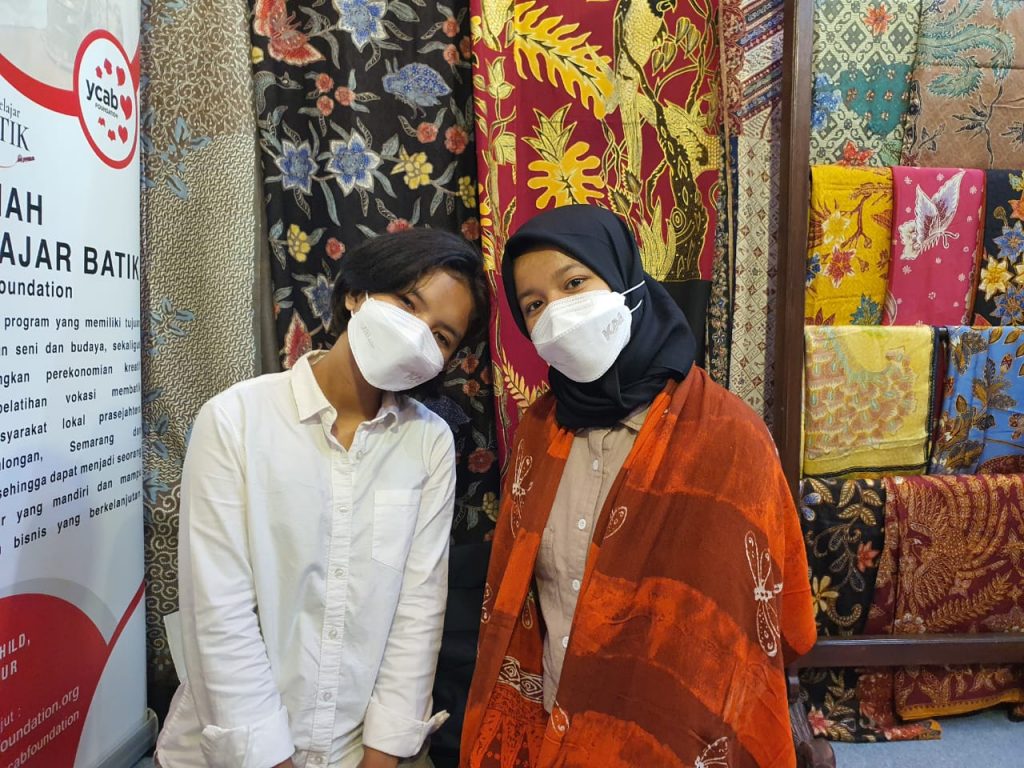 Fardelia Messyta Dewi, an 18-year-old woman, whose creation managed to rank 13 out 20, felt greatly supported by Rumah Belajar Batik’s program.