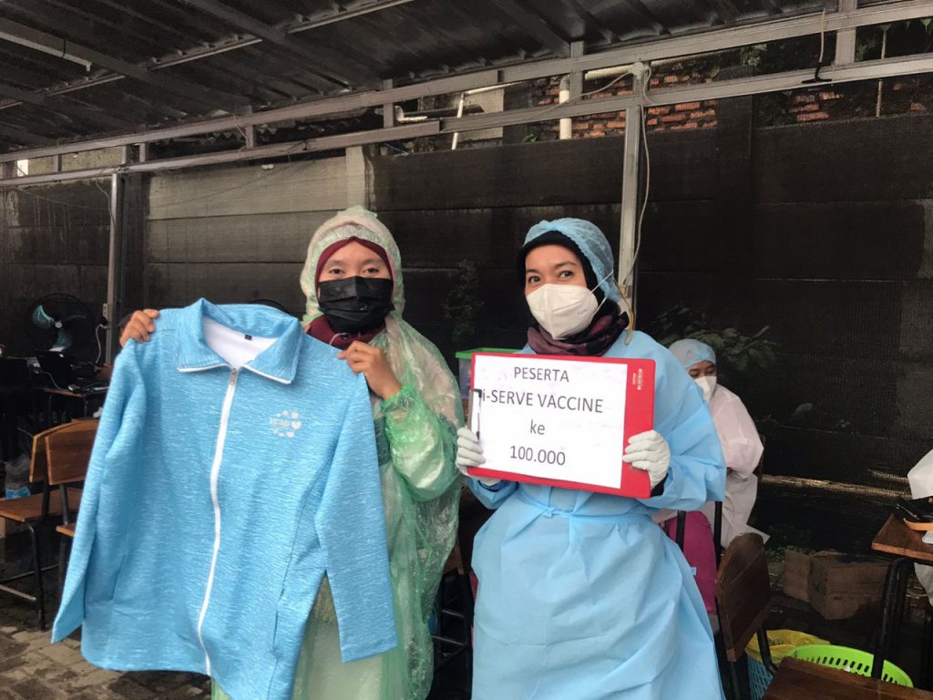 Reaching a new milestone, i-SERVE Vaccine ended its service and celebrated the 100.000th jab.