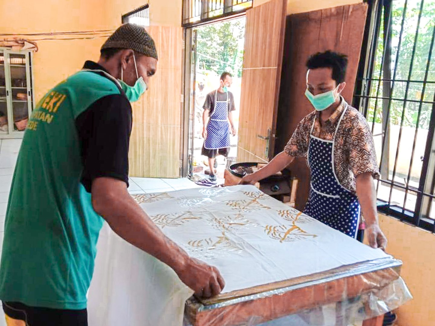  Participants were encouraged to be creative in designing and expressing their thoughts in batik patterns.