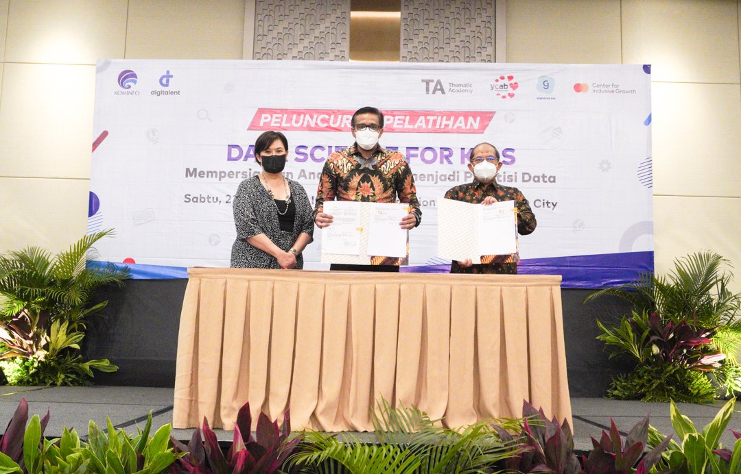 “Over the past 2 years, we have seen the need to prepare Indonesian children to be interested in the STEM world. Currently, education in the field of technology opens up great opportunities for the younger generation and has a high potential to break poverty and make them independent in the future. With Data Science for Kids, we hope this training can be one of the solutions to meet the quota for digital talent in Indonesia," stated Susi Hermijanto, Chief Operating Officer of YCAB Foundation.  The launch of the Data Science for Kids aimed at Indonesian students is expected to be a catalyst for developing interests and talents in the STEM field, especially data science. This provision is also expected to produce independent and competent young talents in the future.