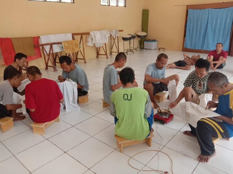 Program participants were taught batik as a way to cope with their mental state in Rumah Belajar Batik Samekto Karti.