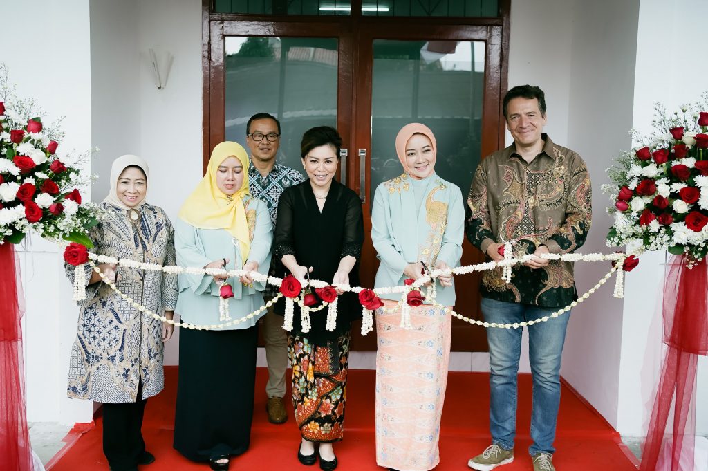 (right to left) Francois de Maricourt (President Director of PT Bank HSBC Indonesia), Atalia Praratya Kamil (Chairwoman of the Regional National Crafts Council of West Java), Veronica Colondam (CEO and Founder of YCAB Foundation), Iendra Sofyan (Head of the West Java Province Industry and Trade), Lina Marlina Ruzhan (Deputy Chairwoman of the Regional National Crafts Council of West Java) and Hj Rukmini Affandi Yusuf (Chairwoman of the Regional National Crafts Council of Tasikmalaya) inaugurated Rumah Belajar Batik Tasikmalaya, Saturday (20/8)
