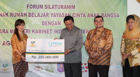 Agung Laksono giving the donation
